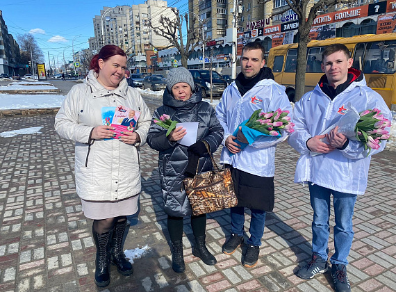 В преддверии 8 Марта Алексей Журавлев подарил цветы жительницам Тамбова