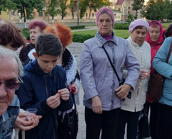 Псковские партийцы провели мемориальную акцию "Свеча памяти"