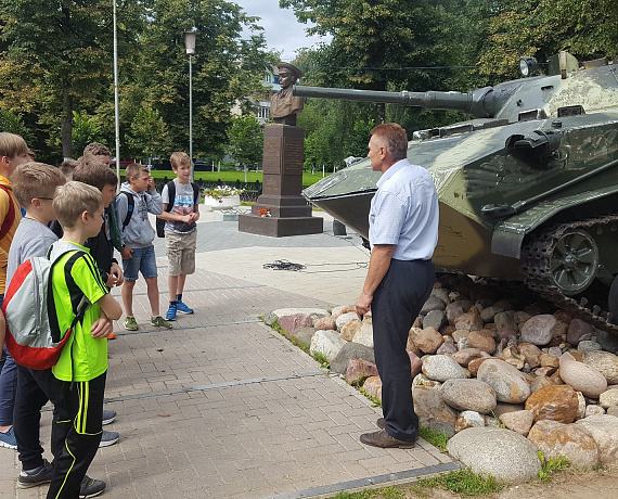 Активисты ярославской "РОДИНЫ" приняли участие в благоустройстве территории у памятника главнокомандующему ВДВ Василию Маргелову
