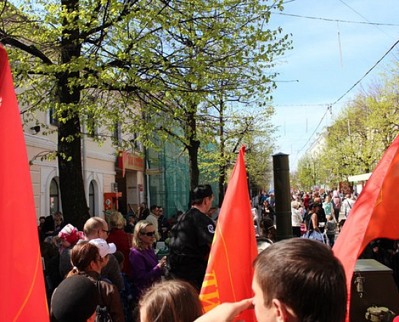 Ярославские партийцы в День Победы угостили горожан солдатской кашей