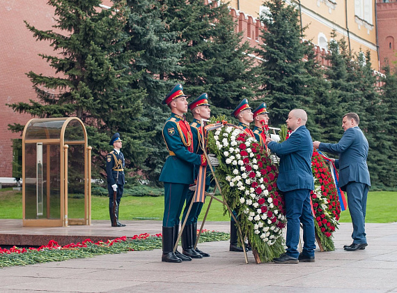Представители "РОДИНЫ" возложили венки и цветы к могиле Неизвестного солдата, 06.05.2016