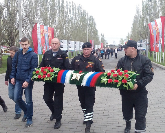 Омские социал-патриоты возложили гирлянду к Вечному огню