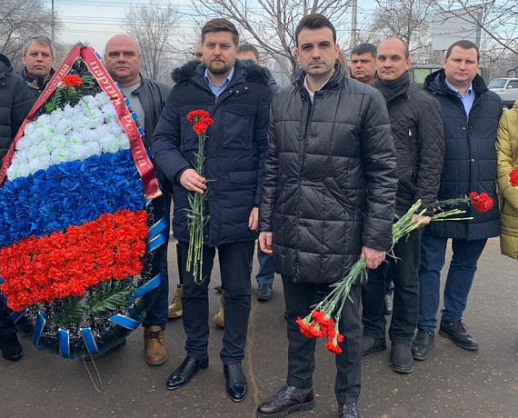 Делегация Воронежской "РОДИНЫ" возложила венок к Вечному огню накануне Дня защитника Отечества