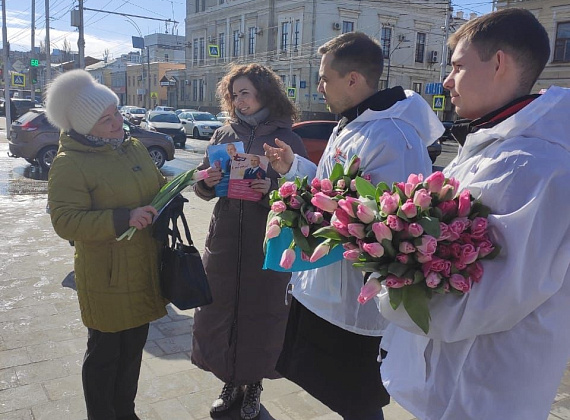 В преддверии 8 Марта Алексей Журавлев подарил цветы жительницам Тамбова