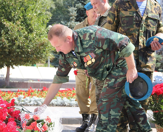 Самарские патриоты поздравили десантников с праздником