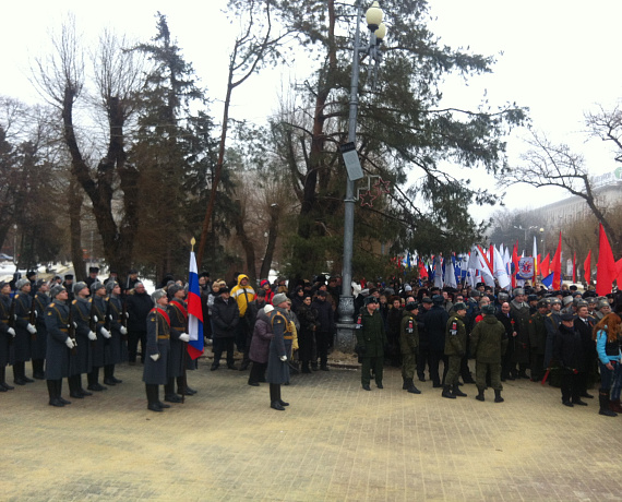 Соратники возложили цветы к Вечному огню в Волгограде