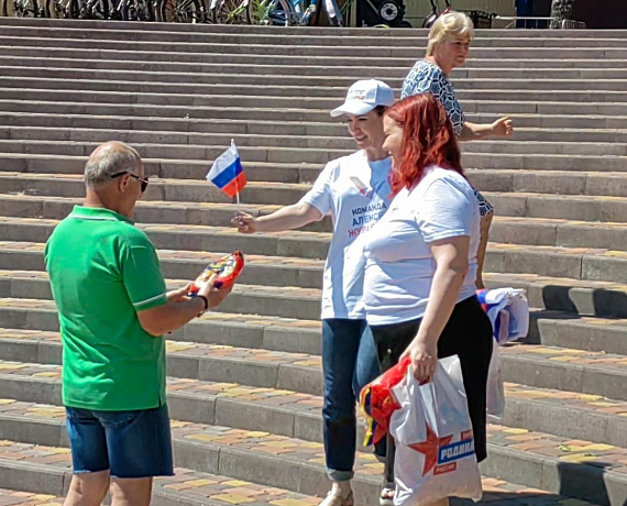 Сотрудники Приемной Журавлева поздравили тамбовчан с Днем России и с Днем города