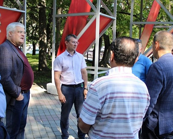 Вячеслав Илюхин провел выездное совещание по ремонту тротуара