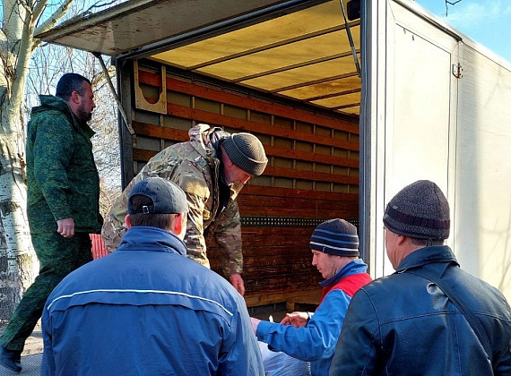 Журавлев с соратниками привезли гумпомощь в село Калиновка (ДНР, 29.03.2022)