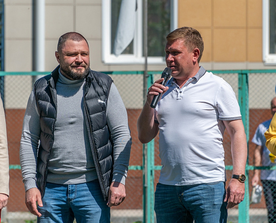 Челябинские соратники приехали в центр соцзащиты "Семья", чтобы поздравить с Днем защиты детей