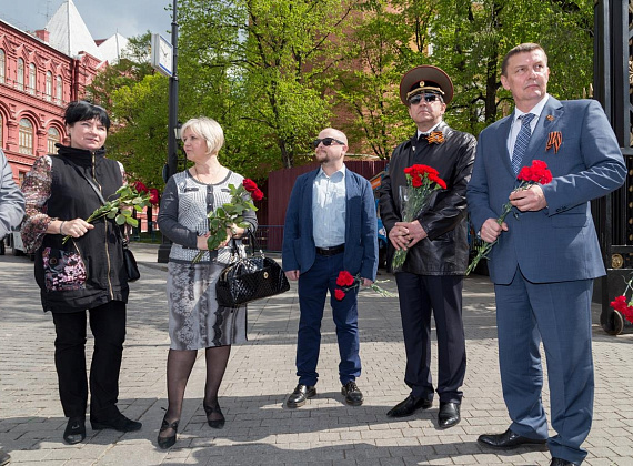 Представители "РОДИНЫ" возложили венки и цветы к могиле Неизвестного солдата, 06.05.2016