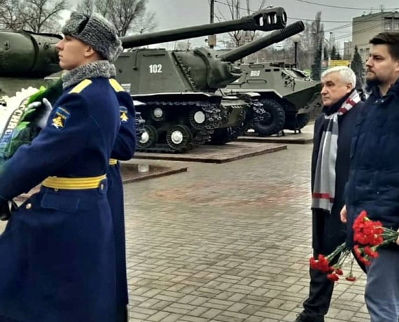 Делегация Воронежской "РОДИНЫ" в День Героев Отечества возложила венок в парке "Патриот"