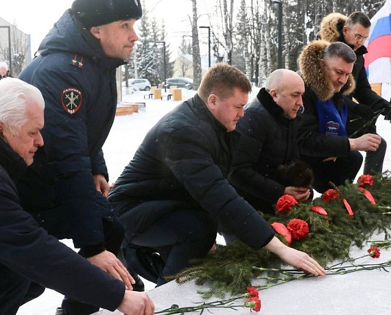 Владимир Михайлов в поселке Кугеси возложил цветы к памятнику погибшим воинам-землякам
