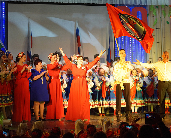 Новосибирская "РОДИНА" поздравила творческий коллектив "Зоренька" с юбилеем