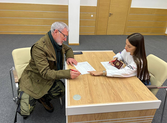 Журавлев поставил подпись в поддержку кандидатуры Путина на выборах в 2024 году (23.12.2023)