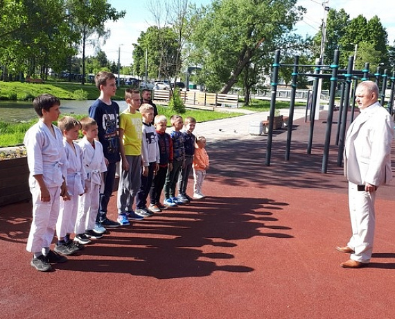 Лидер Тульской "РОДИНЫ" подарил экипировку юным мастерам рукопашного боя