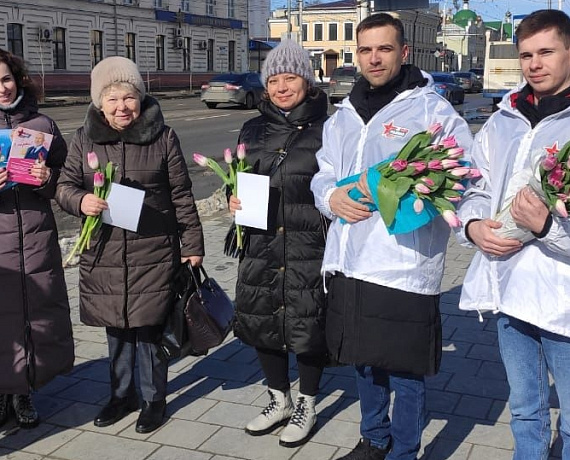 В преддверии 8 Марта Алексей Журавлев подарил жительницам Тамбова цветы