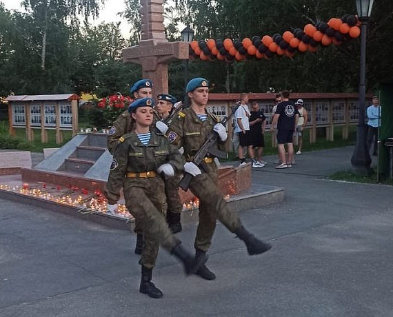 Клуб избирателей Вячеслава Илюхина организовал акцию "Свеча Памяти"