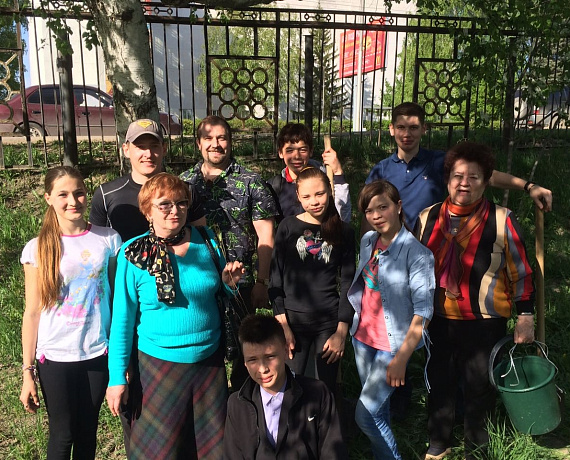 Башкирские партийцы подарили плодовые деревья детскому интернату