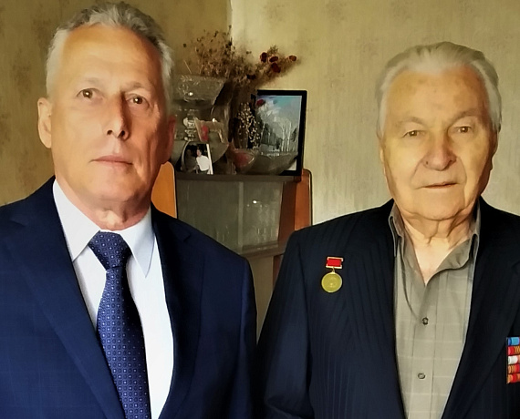 Председатель Саратовской "РОДИНЫ" Сергей Демин поздравил ветеранов с праздником