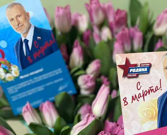 В преддверии 8 Марта Алексей Журавлев подарил жительницам Тамбова цветы