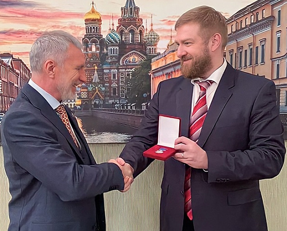 Алексей Журавлев награжден медалью за освобождение Максима Шугалея