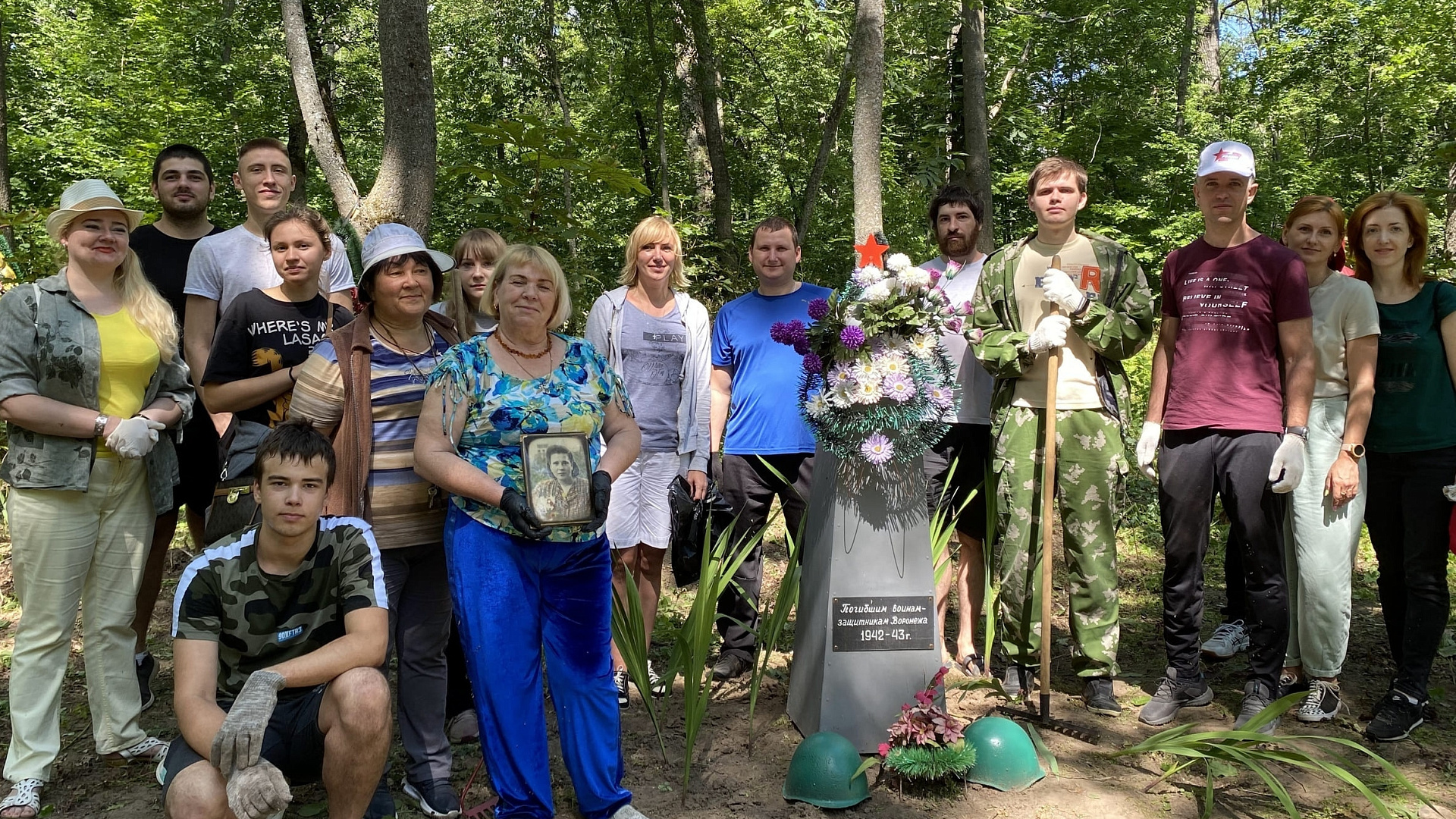 Воронежские соратники провели субботник у мемориального комплекса