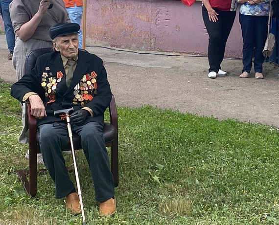 Помощники Алексея Журавлева поздравили со столетним юбилеем ветерана Великой Отечественной войны