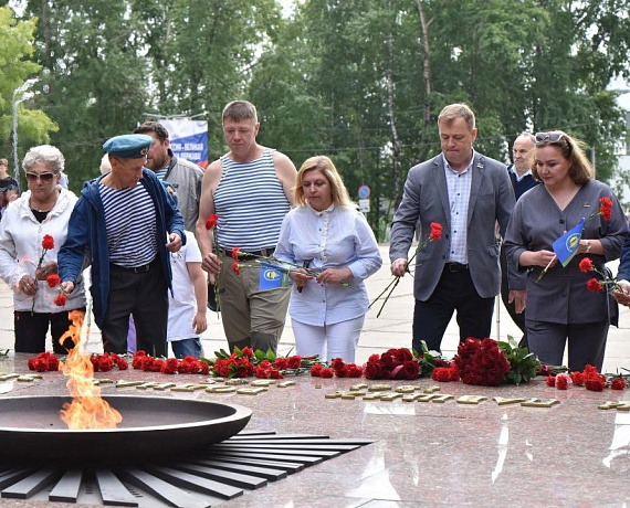 Елена Иванова возложила цветы к памятнику воинам-интернационалистам
