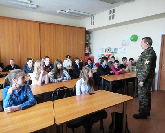 Урок мужества для озёрских школьников провели партийцы Челябинска