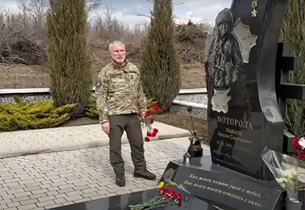 Алексей Журавлев возложил цветы к могилам Героев ДНР