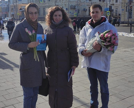 В преддверии 8 Марта Алексей Журавлев подарил жительницам Тамбова цветы