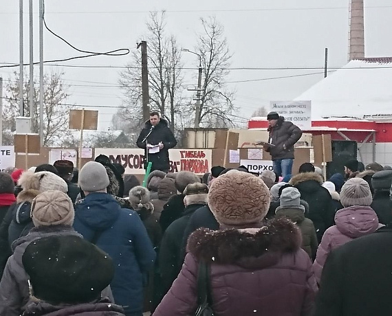 Псковские партийцы приняли участие в митинге против свалки в Порховском районе