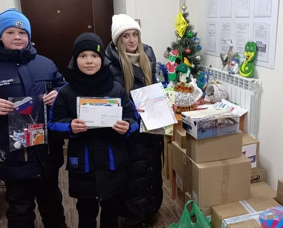 Ученики и педагоги Новосибирска передали в Клуб избирателей Вячеслава Илюхина гумпомощь для воинов, выполняющих задачи СВО