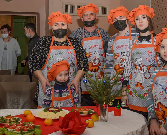 Соратнице Кировской "РОДИНЫ" вручен памятный знак "Семейная слава"