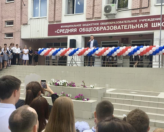 Владимир Сухарев поздравил школьников и педагогов с началом учебного года