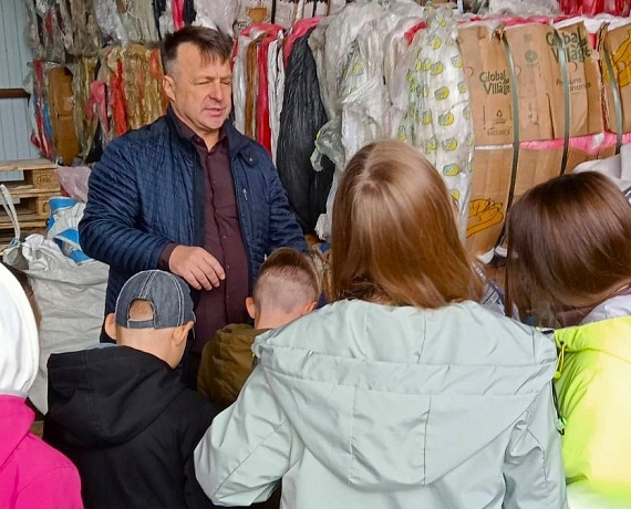 Депутат Кыштыма от "РОДИНЫ" провел экскурсию для детей по предприятию по переработке вторсырья