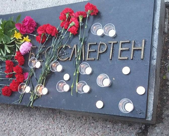 Псковские партийцы провели мемориальную акцию "Свеча памяти"