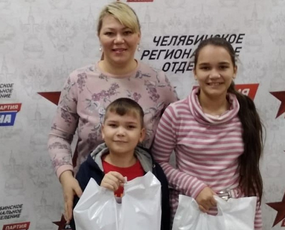 Челябинская "РОДИНА" поздравила с Днем матери многодетных мам и матерей в семьях с трудным материальным положением