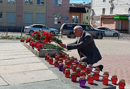 Рабочий визит в Орловскую область Журавлев начал с возложения цветов к Вечному огню