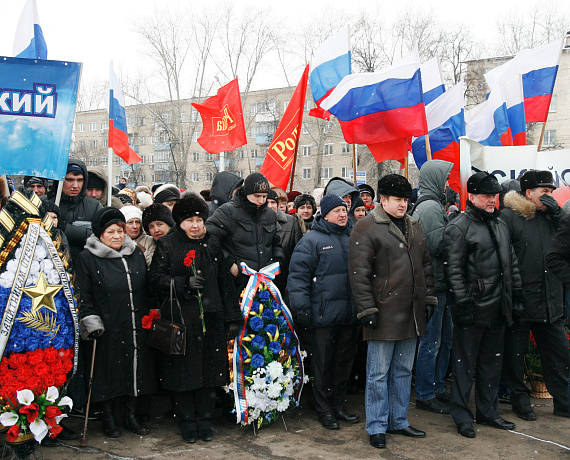 23 февраля пензенские родинцы возложили цветы и венки к памятнику Победы
