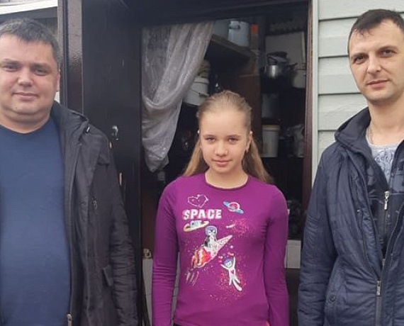 В Семилукском районе Воронежской области соратники раздали продуктовые наборы многодетным и малоимущим семьям