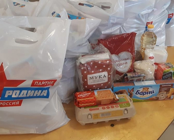 В Семилукском районе Воронежской области соратники раздали продуктовые наборы многодетным и малоимущим семьям