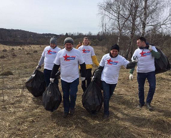 Подмосковные партийцы провели субботник в Истре