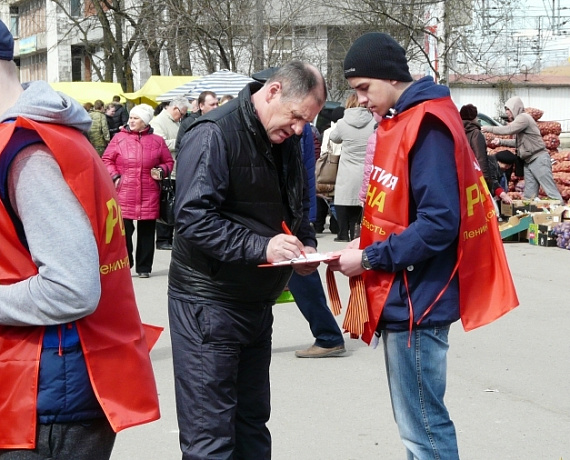 Партийцы из Тосно передадут украинским ветеранам более полутысячи позравлений