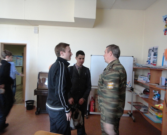 Урок мужества для озёрских школьников провели партийцы Челябинска