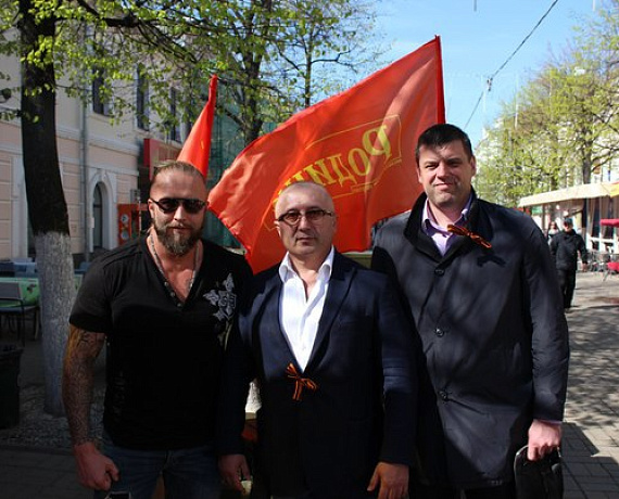 Ярославские партийцы в День Победы угостили горожан солдатской кашей