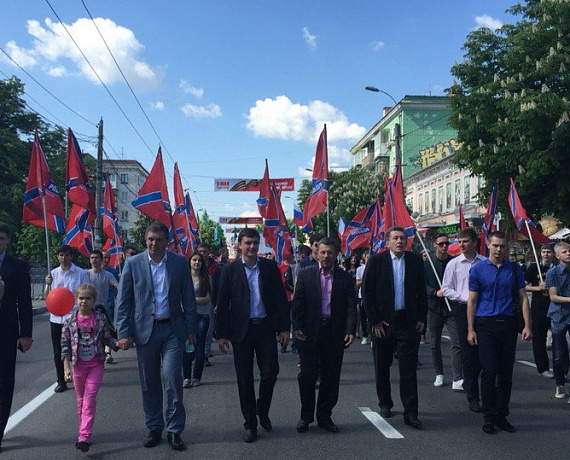 Крымские партийцы вышли на первомайскую демонстрацию в Керчи и в Севастополе   