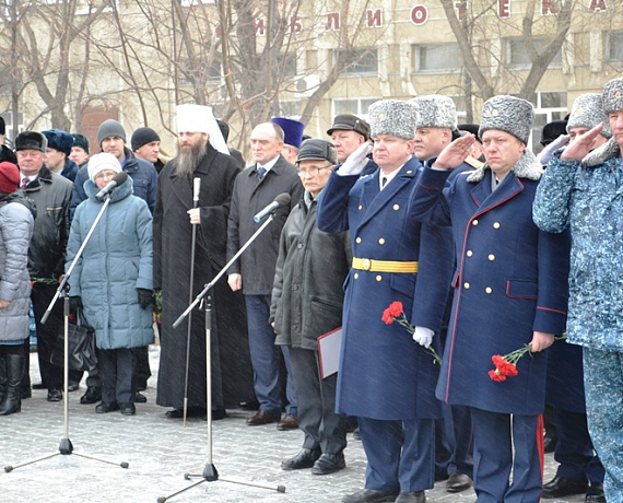 Челябинские активисты возложили цветы к памятнику "Доблестным сынам Отечества"
