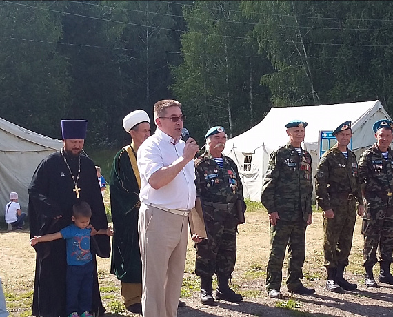 Айрат Ханипов принял участие в открытии военно-патриотического лагеря "Юный Парашютист"